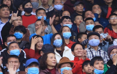 Công Phượng được vợ 'tiếp lửa' trên khán đài