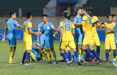 Đội trưởng FLC Thanh Hóa có hành động ‘vô văn hóa’ với CĐV