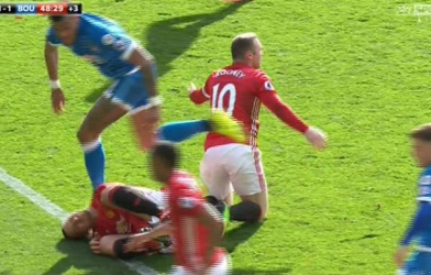 Cầu thủ Bournemouth đạp thẳng vào đầu Ibrahimovic