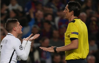 Trọng tài bắt trận Barca – PSG bị phạt cực nặng
