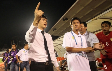 Công Vinh lại dùng ‘chiêu trò độc’ trên ghế Chủ tịch