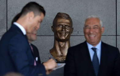 Chủ nhân của bức tượng Ronaldo ‘thảm họa’ nói gì?