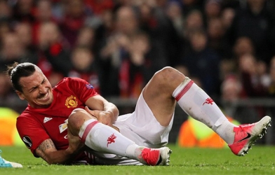 Ibrahimovic chấn thương cực nặng, Mourinho ‘đau đầu’