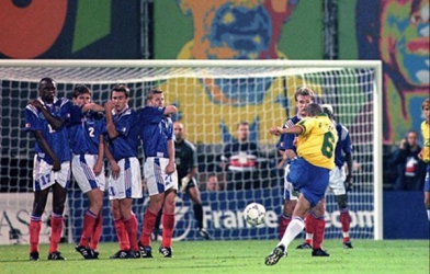 R. Carlos tiết lộ bất ngờ về cú sút phạt 'thần thánh'