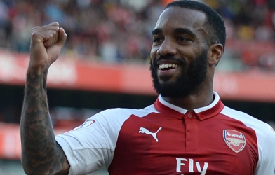 Lacazette lập hàng loạt kỷ lục khủng ngày ra mắt NHA
