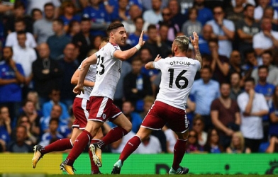 Burnley tạo địa chấn tại Stamford Bridge ngày khai màn NHA