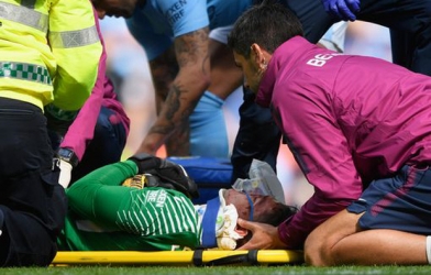 Ederson may mắn thoát chấn thương nặng sau cú đạp của Mane