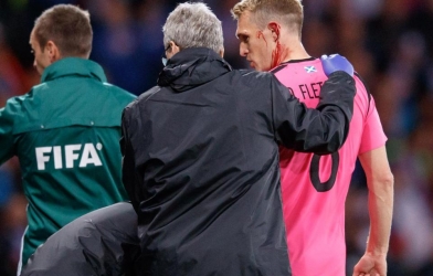 Va chạm toé máu, người nhà MU tưởng bị đứt lìa tai