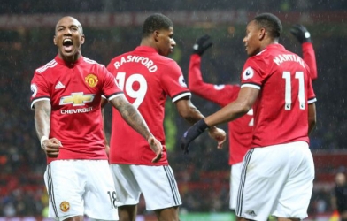 MU chuẩn bị thưởng nóng cho người hùng, xong tương lai Silva