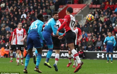 Giroud tỏa sáng, Arsenal vất vả giành 1 điểm ở St. Mary's