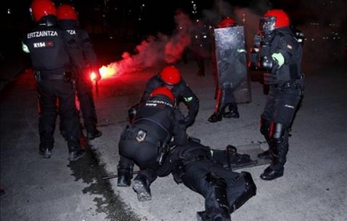 CĐV hỗn chiến tại Europa League, 1 cảnh sát thiệt mạng