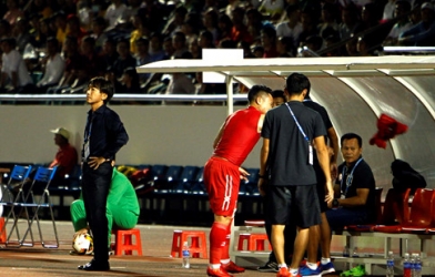 HLV Miura nói gì với Phi Sơn khi ‘số 10’ giận giữ ném áo?