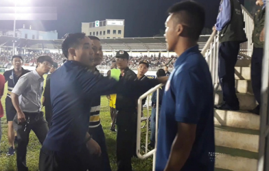 HLV Chu Đình Nghiêm nổi cáu với CĐV HAGL: 'Định đánh nhau à'