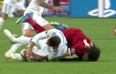Cận cảnh: Ramos khóa tay như MMA khiến Salah bị thương nặng