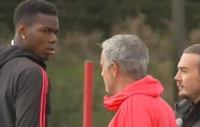 Pogba trừng mắt vì bị Mourinho đuổi thẳng cổ