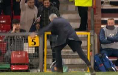 Mourinho đập phá khi Fellaini ghi bàn giúp MU đi tiếp