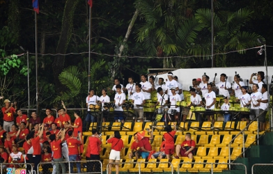 CĐV Việt Nam tố chủ nhà Philippines 'chơi xấu' trên khán đài