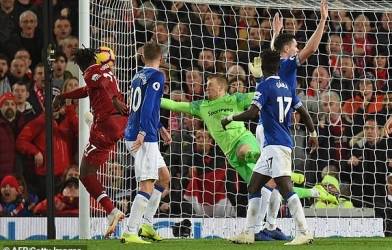 Liverpool đả bại Everton nhờ sai lầm phút bù giờ