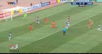 VIDEO: Quang Hải khiến thủ môn Sơn Đông phải trổ tài