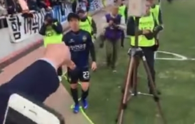 VIDEO: CĐV Hàn Quốc 'yêu thương' Công Phượng như thế nào?