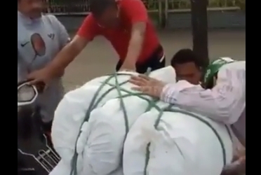 VIDEO: HLV U23 Indonesia giúp tài xế Grab Việt Nam xếp đồ