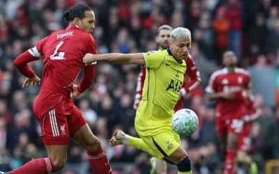 Hòa Tottenham, Liverpool lỡ cơ hội vào top 4