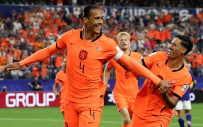 Van Dijk  được vinh danh sau trận hòa kịch tính với Nhật Bản