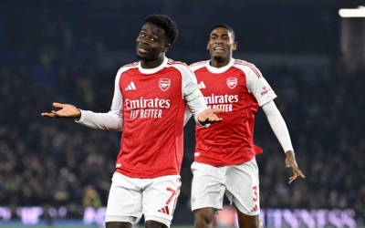 Saka toả sáng, Arsenal bỏ xa Man City 7 điểm tại Ngoại hạng Anh