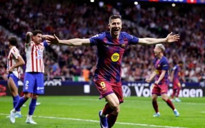 Lewandowski ghi bàn bằng ngực, Barca đánh gục Atletico để chạm tay vào ngôi vương
