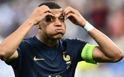 Lập cú đúp, Mbappe vẫn mất danh hiệu vào tay cái tên khó tin
