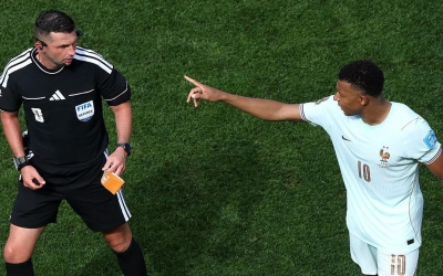 Khoảnh khắc 'chỉ đạo' trọng tài gây sốt của Mbappe