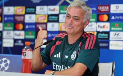 Mourinho dạy cho Hansi Flick bài học nhớ đời tại Camp Nou