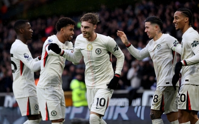 Cole Palmer lập hat-trick, Chelsea tiếp tục bám sát MU trên BXH