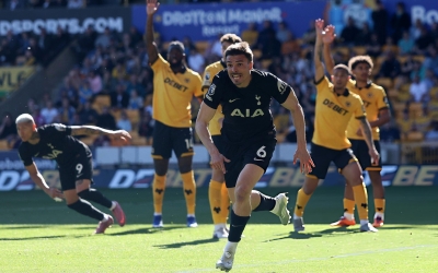 Thắng nghẹt thở, Tottenham vẫn không thoát nổi nhóm xuống hạng