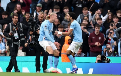 Man City gây áp lực lên Arsenal trong cuộc đua vô địch