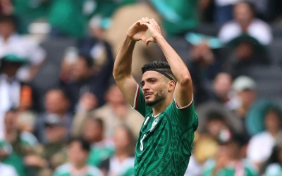 Ghi bàn ở World Cup, người hùng Mexico bật khóc nhớ cha vừa qua đời