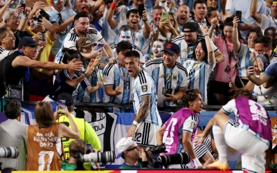 Chạy khỏi sân, tiền đạo Argentina vẫn không bị thẻ vàng thứ 2 trước Thụy Sĩ