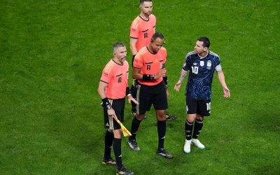Messi khiến CĐV Anh phẫn nộ khi tác động với trọng tài ở bán kết World Cup