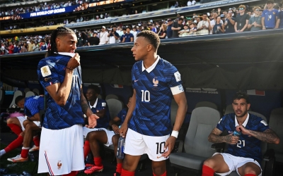 Vừa xong World Cup, ngôi sao ĐT Pháp dính luôn bê bối bỏ con