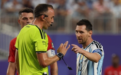 CHÍNH THỨC: Trọng tài chính lên tiếng về sai lầm giúp Argentina hưởng lợi