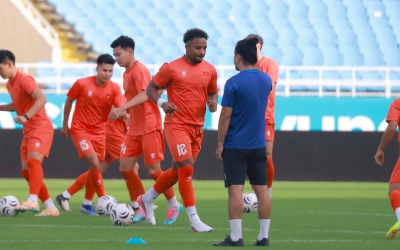 HLV Kim Sang Sik mài ‘vũ khí trên không’, Xuân Son và Đình Bắc chờ xé lưới Singapore