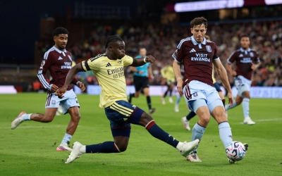 Saka tỏa sáng, Arsenal nhọc nhằn giành điểm tại Ngoại hạng Anh