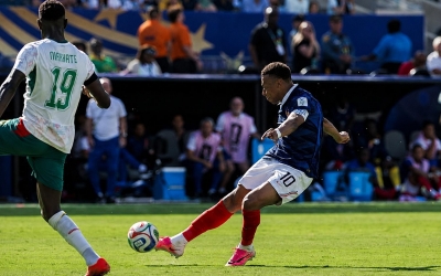 Cú nã đại bác lộ cơ chế khác người của cơ thể Mbappe