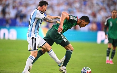 'Nóng mắt' Messi thoát thẻ đỏ, Algeria chính thức kéo FIFA vào tâm bão