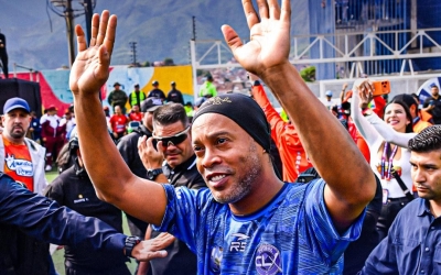CHÍNH THỨC: Ronaldinho trở lại thi đấu chuyên nghiệp sau hơn 1 thập kỷ