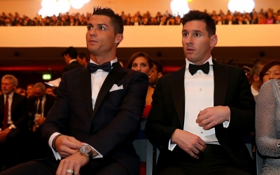 Messi trở lại cuộc đua QBV, Ronaldo có động thái giữa lúc bị gạch tên