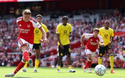 Arsenal gục ngã trước Dortmund sau màn rượt đuổi kịch tính tại Emirates Cup