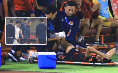 Trụ cột U23 Việt Nam báo tin buồn, nằm cáng rời sân