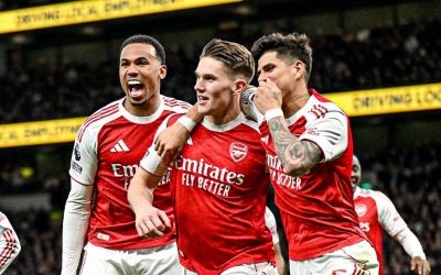 Arsenal dễ dàng hạ Tottenham, tiếp tục cuộc đua vô địch