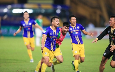 VIDEO: Cầu thủ Hà Nội lập siêu phẩm gần 70m khiến Văn Lâm vào lưới nhặt bóng